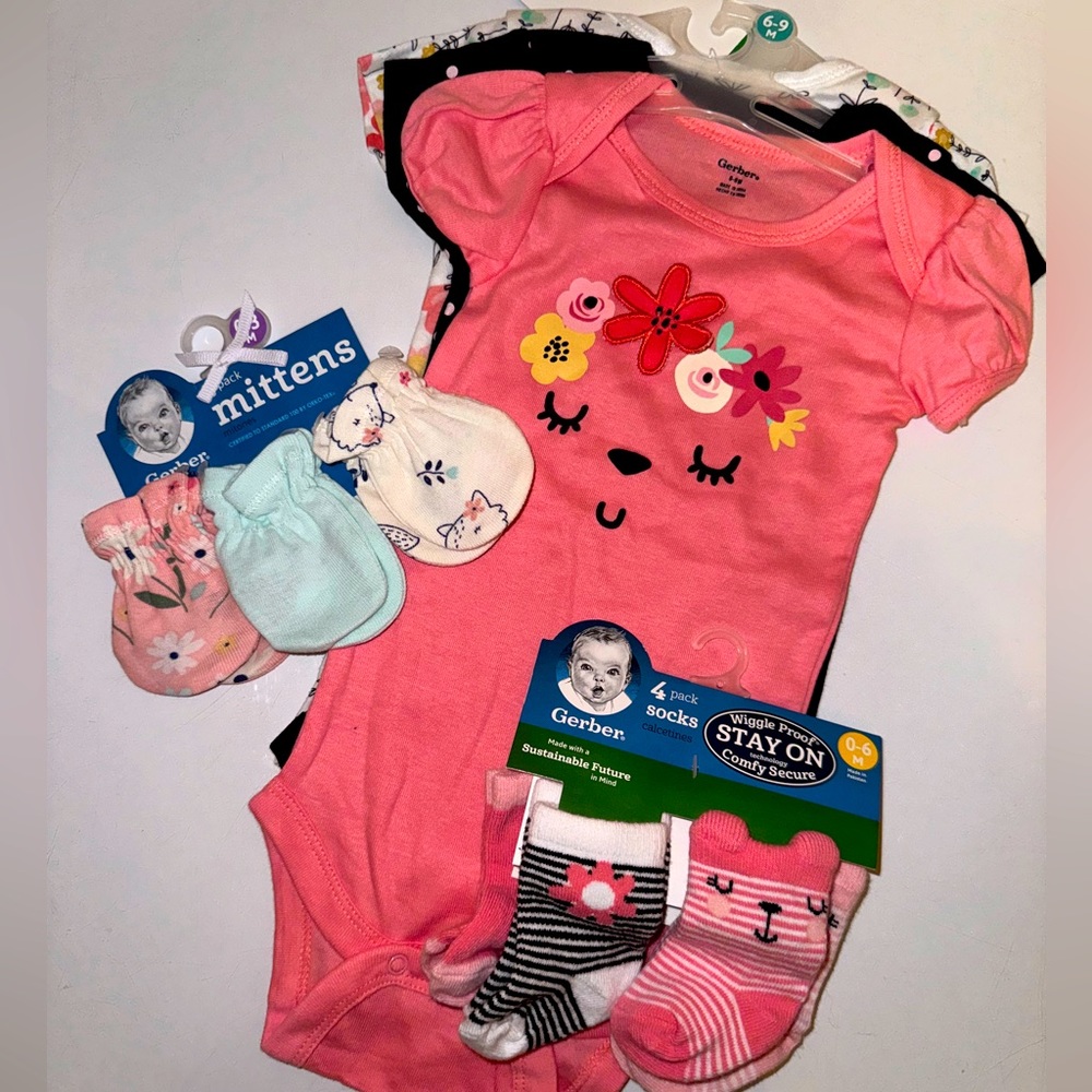 Gerber Baby Onesie Set with matching mittens and socks